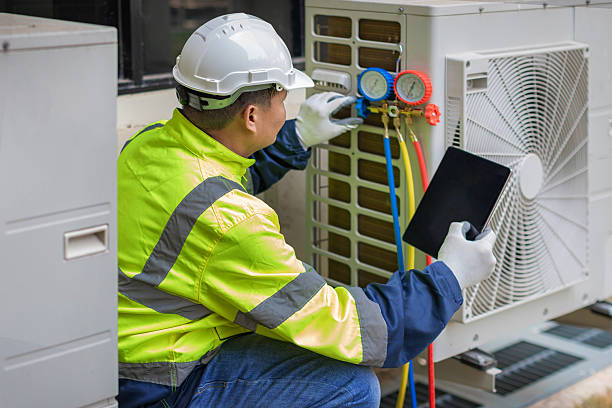 Professional Hvac technician working in Dundee, FL